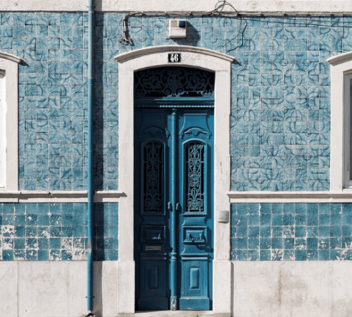 Fachada de casa em azulejo azul